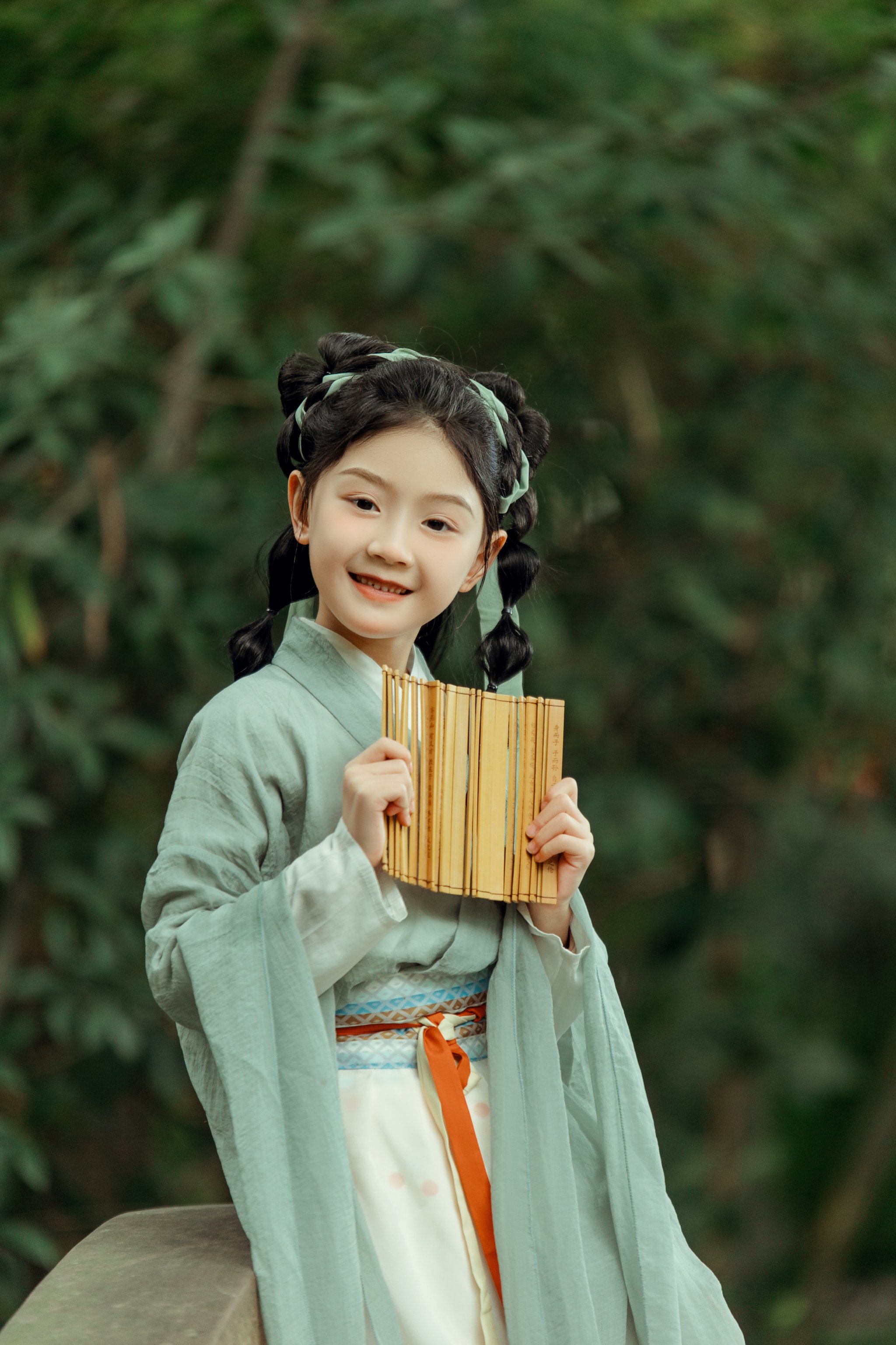 汉服小女童山间采药💐古风儿童摄影美翻啦!