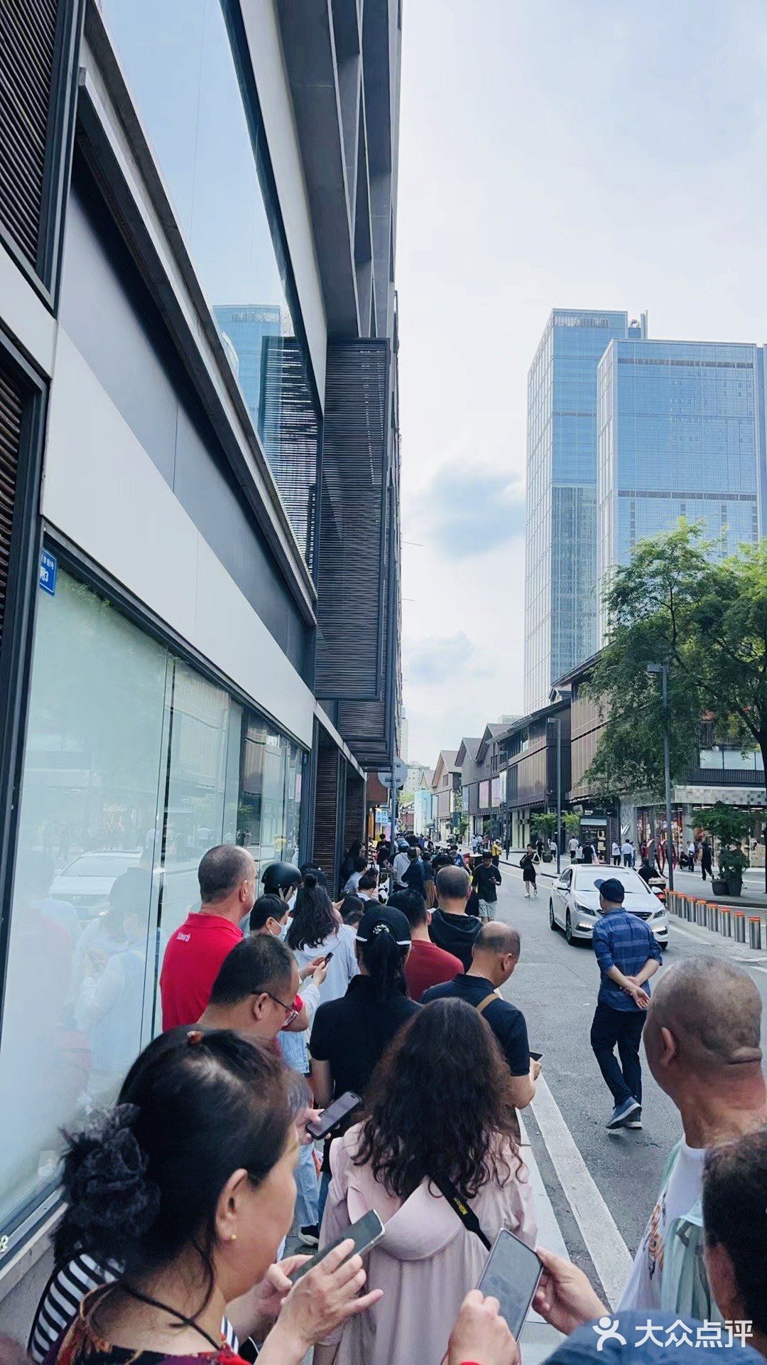 妈啊~好久这么多人排队了