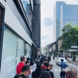 妈啊~好久这么多人排队了