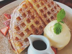 草莓松饼-ROAST coffee & eatery