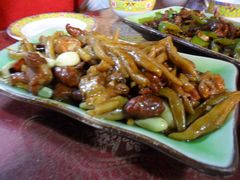 腊八肥肠炒莜面鱼-布衣草棚风格餐厅