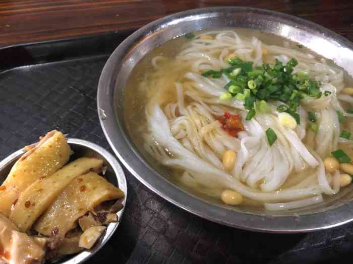 鸡缘阁(天等鸡肉粉)-"小区旁的店,好多老客人来吃.汤底很清甜,.