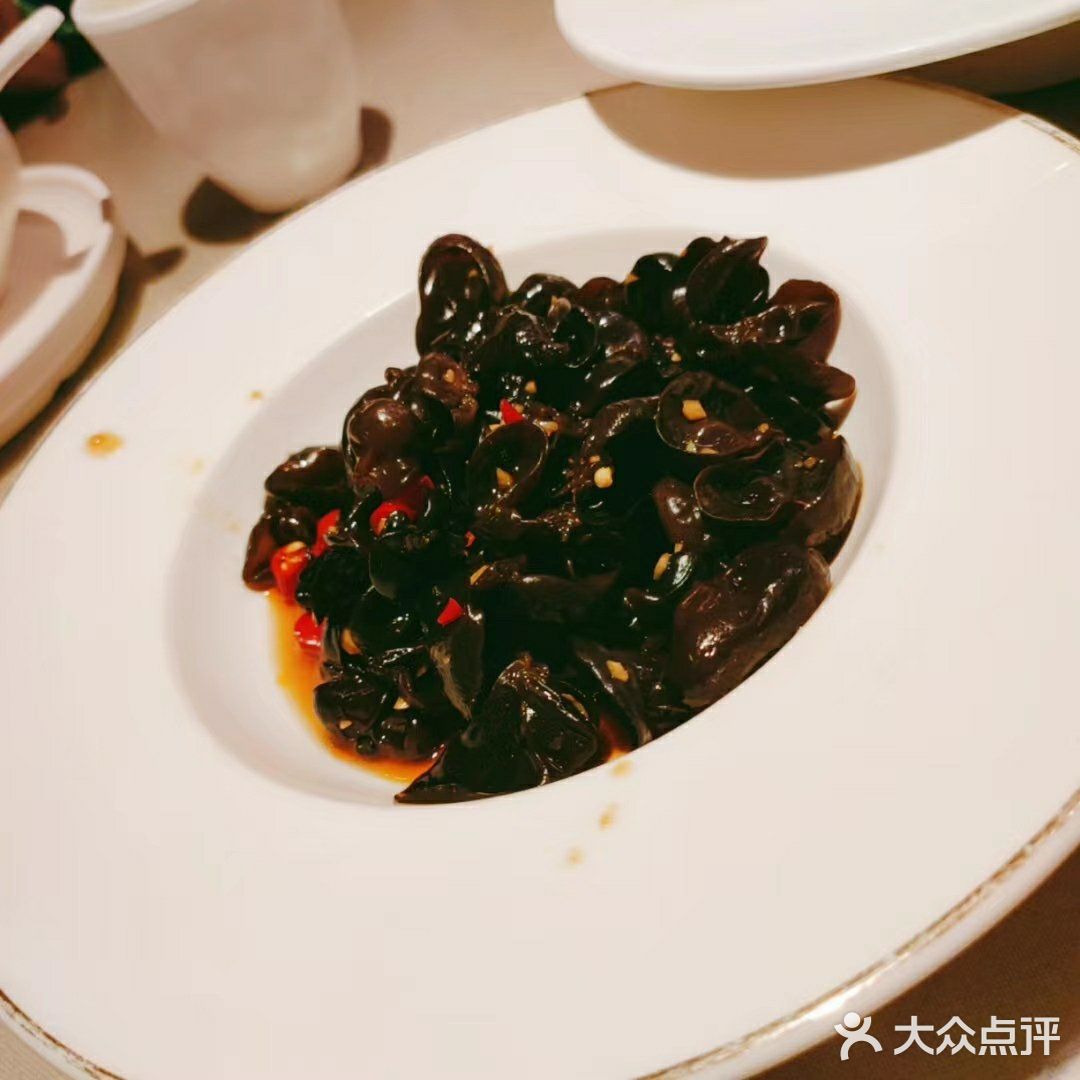 在李嘉嘉旁边，环境还是很不错的，菜品无功无过吧