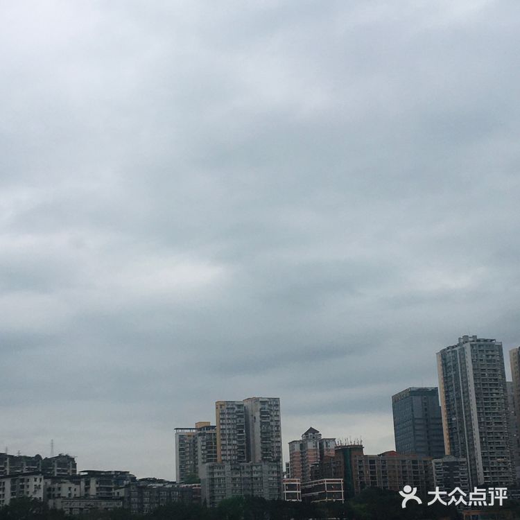 去吃抄手的路上看到河边隐约有人影 吃完抄手回来还没散场