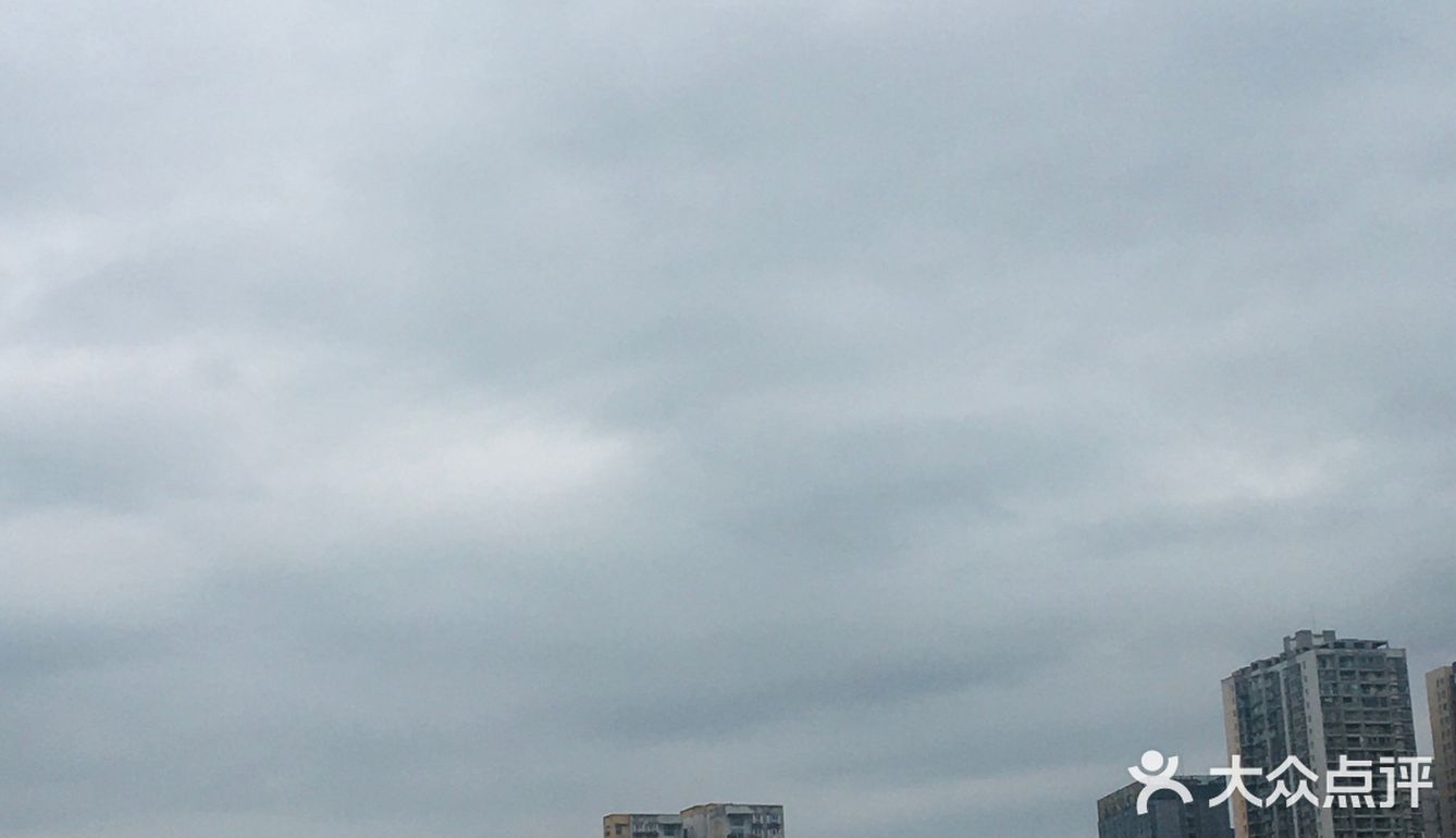 去吃抄手的路上看到河边隐约有人影 吃完抄手回来还没散场