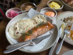 烟熏三文鱼配烤饺子皮和芥末籽酱-BOR Eatery(安福路店)