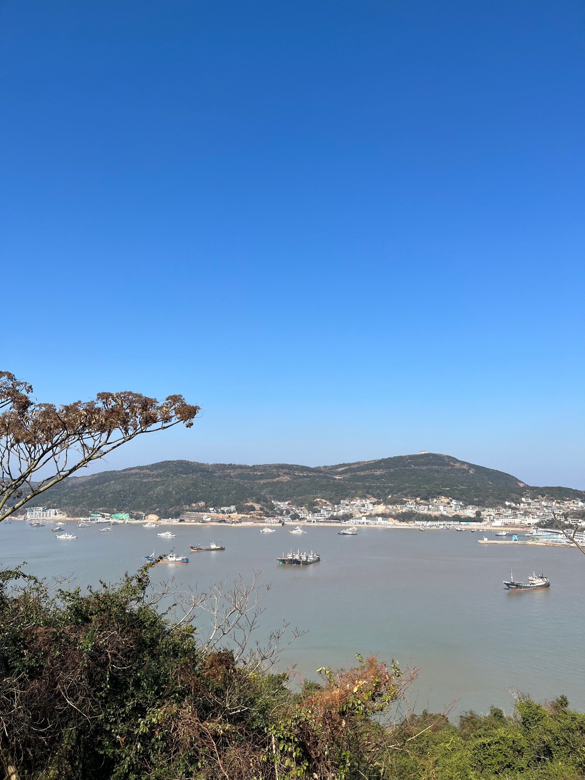 远处的海是蓝色的