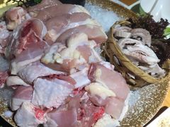 -洪氏嗨捞·广东猪肚鸡·椰子鸡火锅(西咸万象城店)
