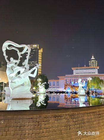 #谁说旅游不能一个人武林广场夜游看喷泉看喷火凑热闹