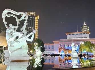 #谁说旅游不能一个人武林广场夜游看喷泉看喷火凑热闹