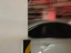 -卜蜂莲花-超市地下停车场