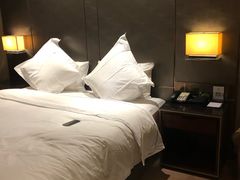 -武汉光谷广场杨家湾地铁站怡程酒店
