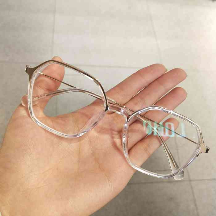 年12月5日 1人赞 2019年11月26日 打分 不小心一屁股把眼镜儿坐扁了