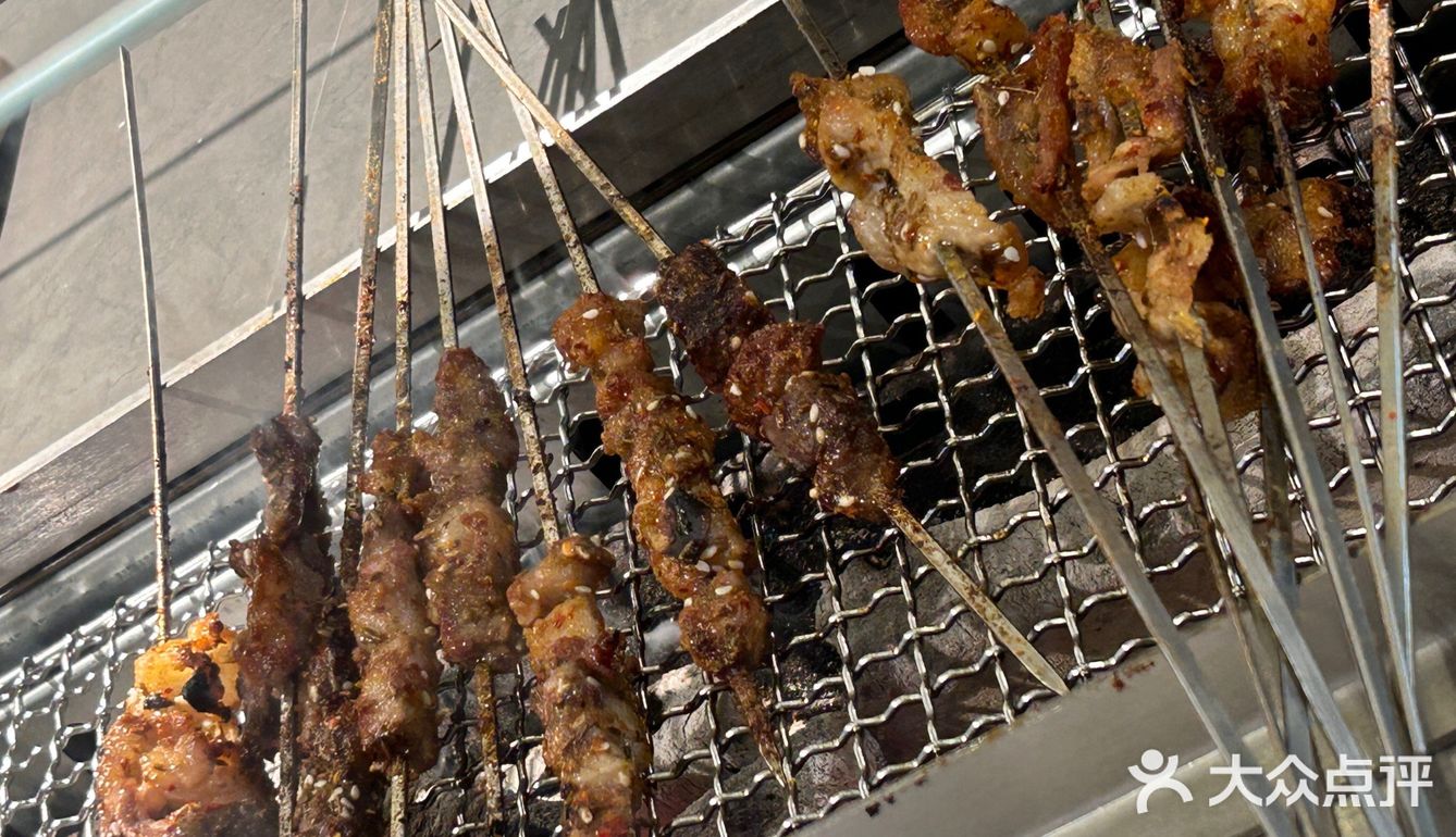 咩咩烤羊腿 | 记得早点来排队哦[糖果]