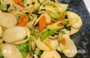 Stir-Fried Rice Noodles with Seasonal Vegetables