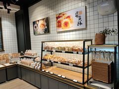 面包甜点陈列柜-皇冠幸福里动物奶油生日蛋糕(龙阳村地铁站店)