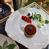 今天和朋友中午来到壹所，点了提拉米苏、南瓜切块儿蛋糕