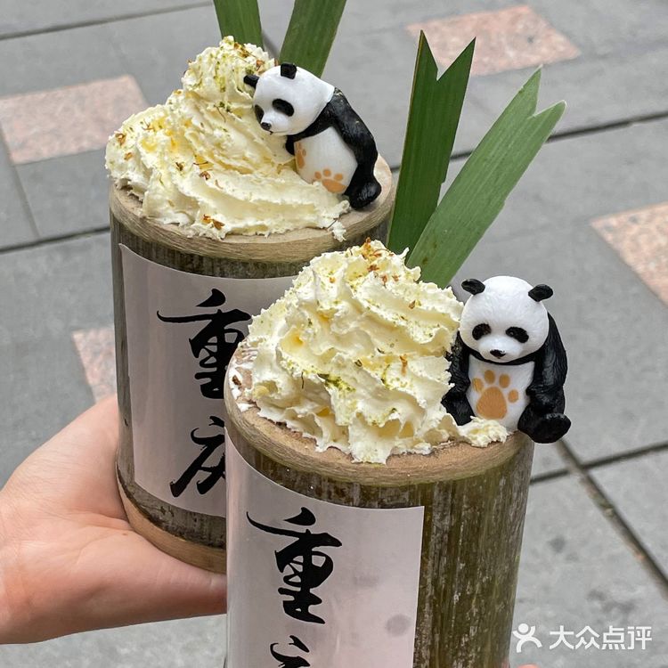 在洪崖洞！！重庆也有熊猫竹筒奶茶了！！