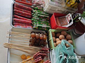 之前路过几次，这会想去尝试一下，店铺不大，五脏俱全