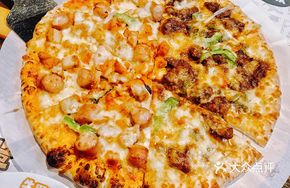 Sichuan Beef Pizza with Spicy Hot Pot Flavor