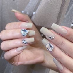 -花岐款式专研健康美甲沙龙