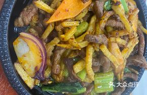 Black Pepper Beef Strips in Stone Pot