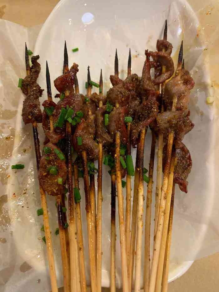 烤牛肉,牛油串,多春鱼,鸡脆骨,烤鸡杂,烤豆腐,烤生蚝,烤鱼连一个都不