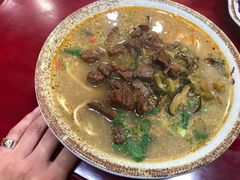 酸菜红烧牛肉面-金杨拉面王小吃面馆·牛三宝面·红烧牛肉粉