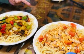 Tomato and Cherry Tomato Stir-Fried Noodles