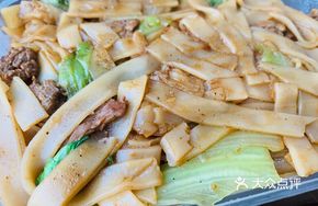 Stir-Fried Beef with Green Pepper and Rice Noodles