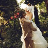 今天和大家分享一组轻复古森系婚纱客片作品