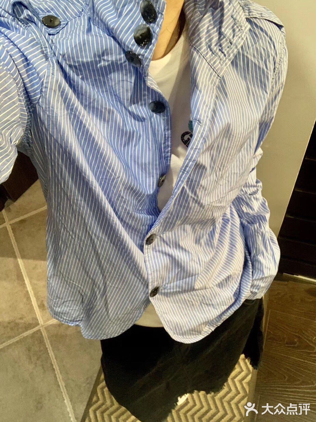 杏色吊带搭配九分小黑裤，简单大方