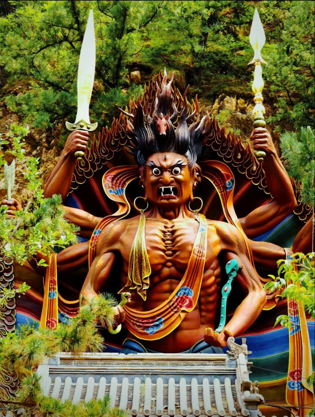 n
🗿与别的寺庙安静祥和的环境以及慈悲悯人的神佛雕像不同,白