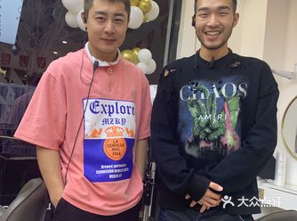 环境很舒适，装修风格不同于一般的理发店的黑白风
