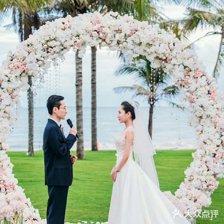 大热的缎面婚纱，你中意哪一款呢？