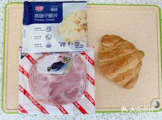 一口下去面包，火腿，芝士融合在一起