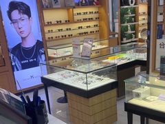 -光明眼镜·蔡司授权(徐泾店)