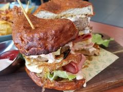 双蛋指椒牛肉汉堡-魏斯理汉堡(西安沣东吾悦店)