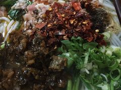 -鸿浩扒猪脚米线