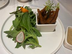 金牌柠檬鸡爪拼牛油果冰草沙拉-味钱塘·钱塘渔鲜·地道江浙菜(宋城店)
