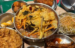 Snail and Mung Bean Sprout Salad