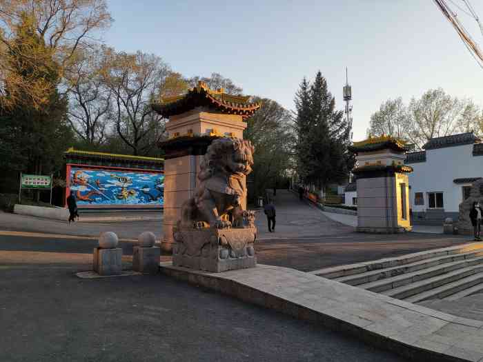中午驱车来观赏风景,最后到了辽源的龙首山,环境馨香栀子花和丁香花争