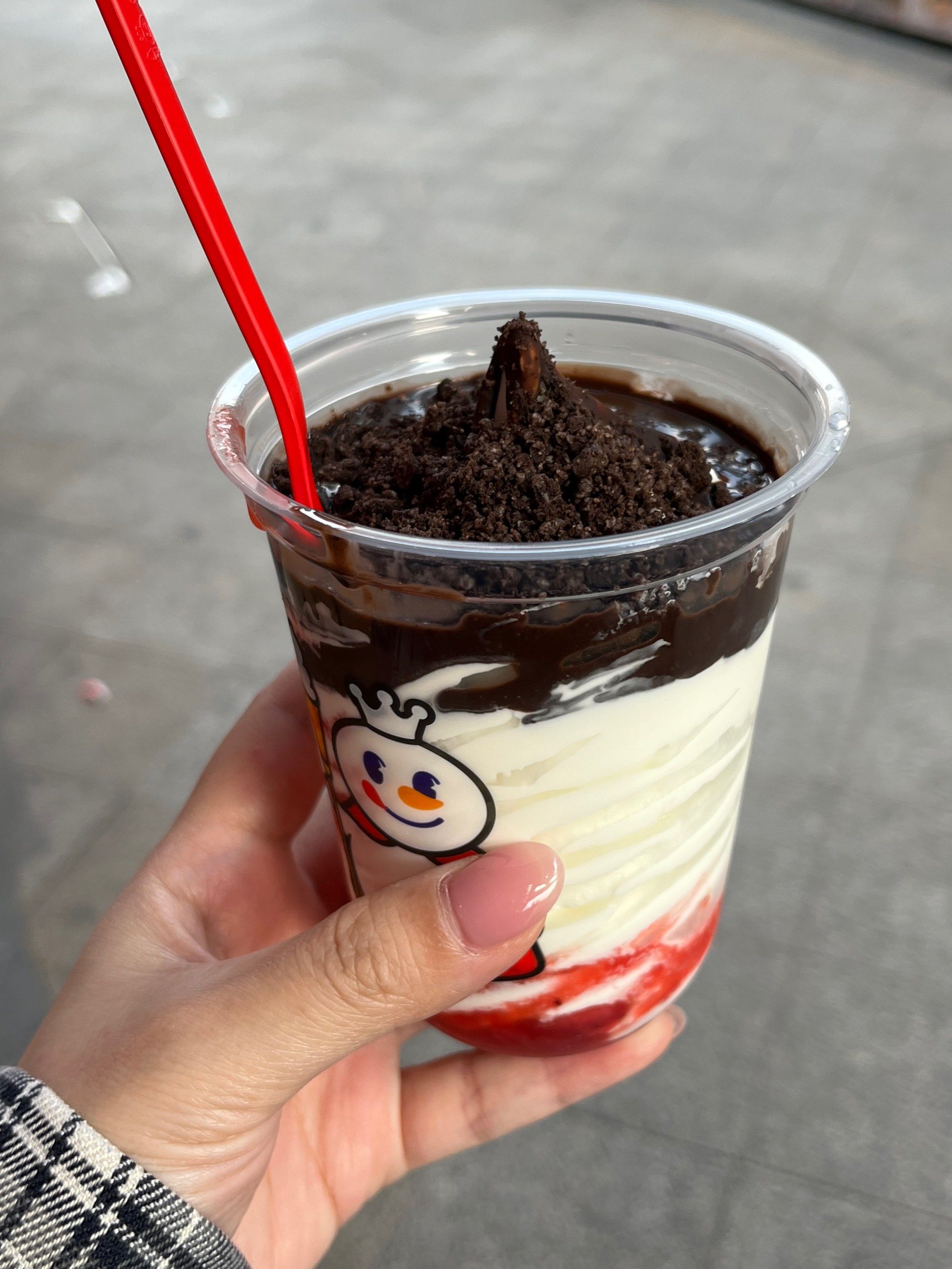 0元玩转这座城#蜜雪冰城 同时满足两种口味,巧克力脆皮我可太爱了