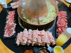 -果松木炭酸菜铜火锅·外婆参鸡汤