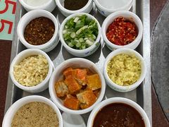 制作沾水的调料-朝伟清真铜瓢牛肉馆(三十年老·店)