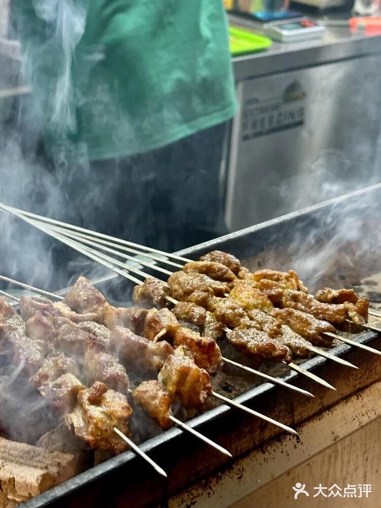 西安排队王空降成都，首家用烤馕坑做烤鱼🤩