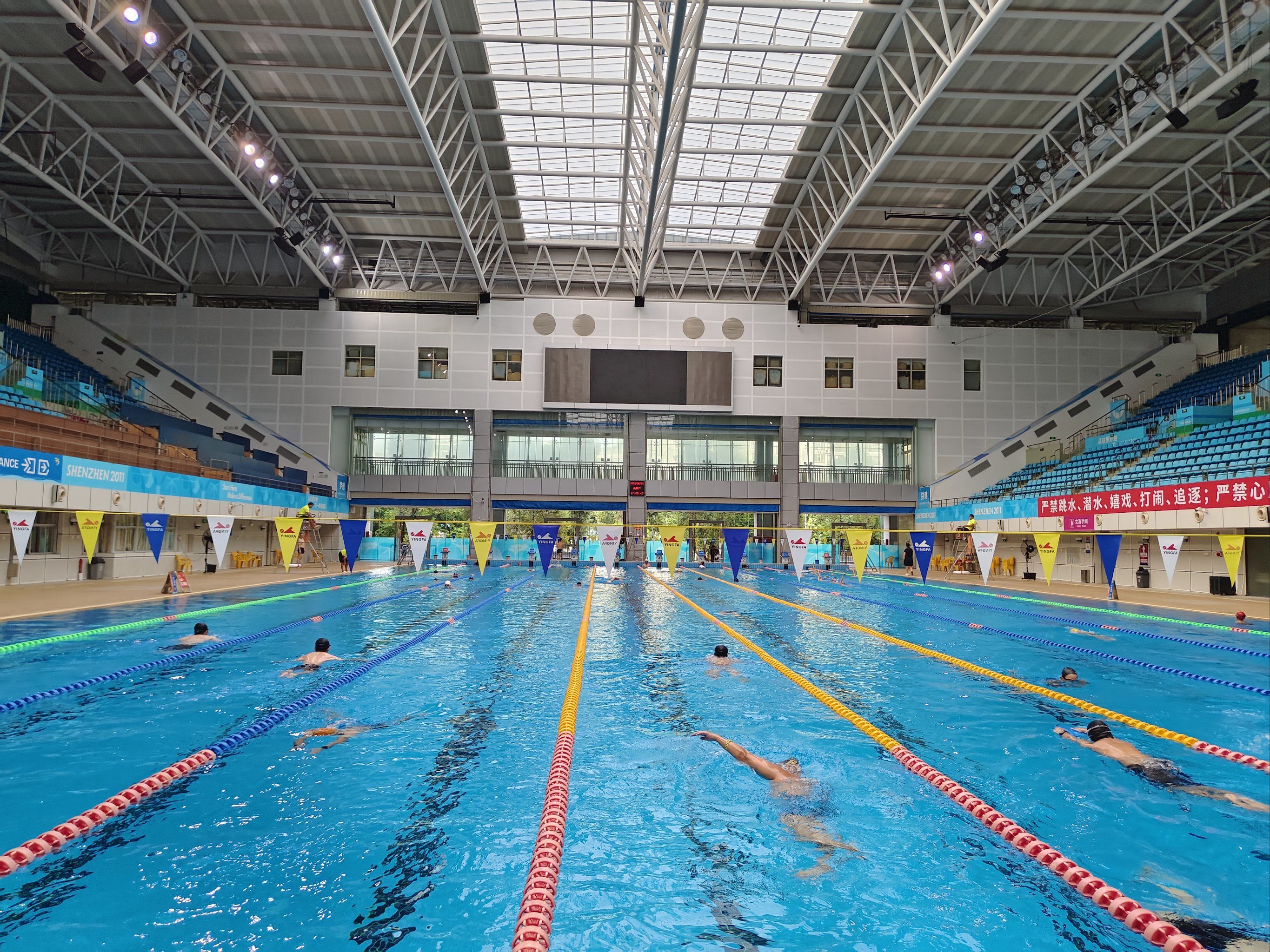 大家快来宝体室内馆游泳哦!