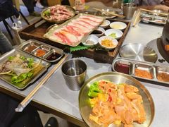 -围炉肉舍•炭烤活鳗•丹东海鲜烤肉(步行街店)