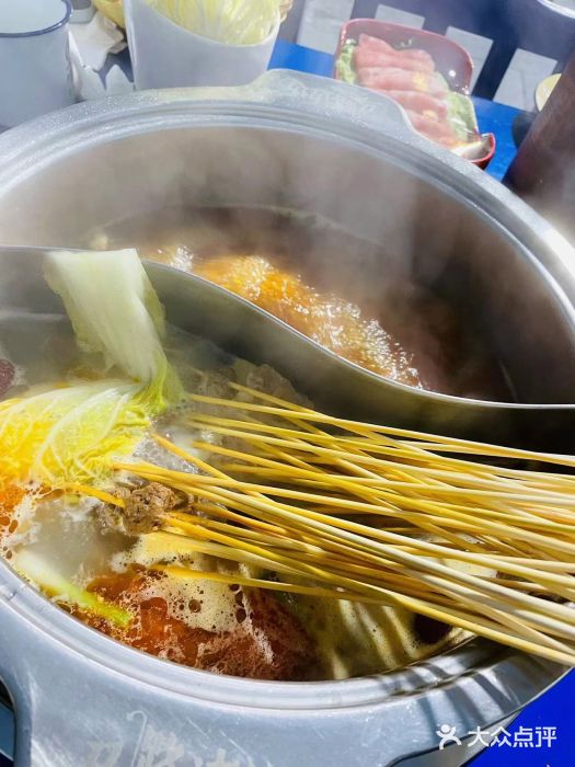 马路边边·成都串串(翠柏路店)鸳鸯锅底图片