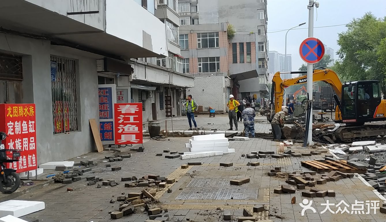 冒雨去探查鱼市搬迁进度